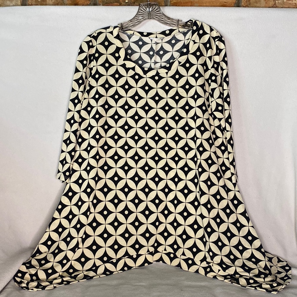 Beautiful geometric three-quarter sleeve blouse
